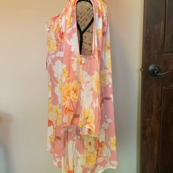 Lovely floral cold shoulder blouse-New with tag! - Picture 3 of 4